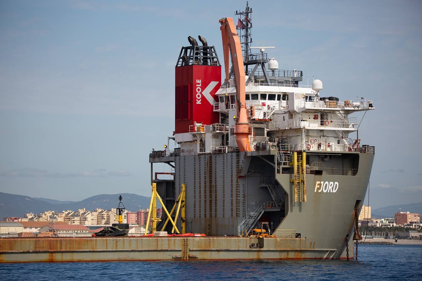 Trabajos que se están llevando a cabo en Gibraltar para reflotar el carguero 'OS 35', semihundido en aguas del Peñón desde el pasado mes de agosto