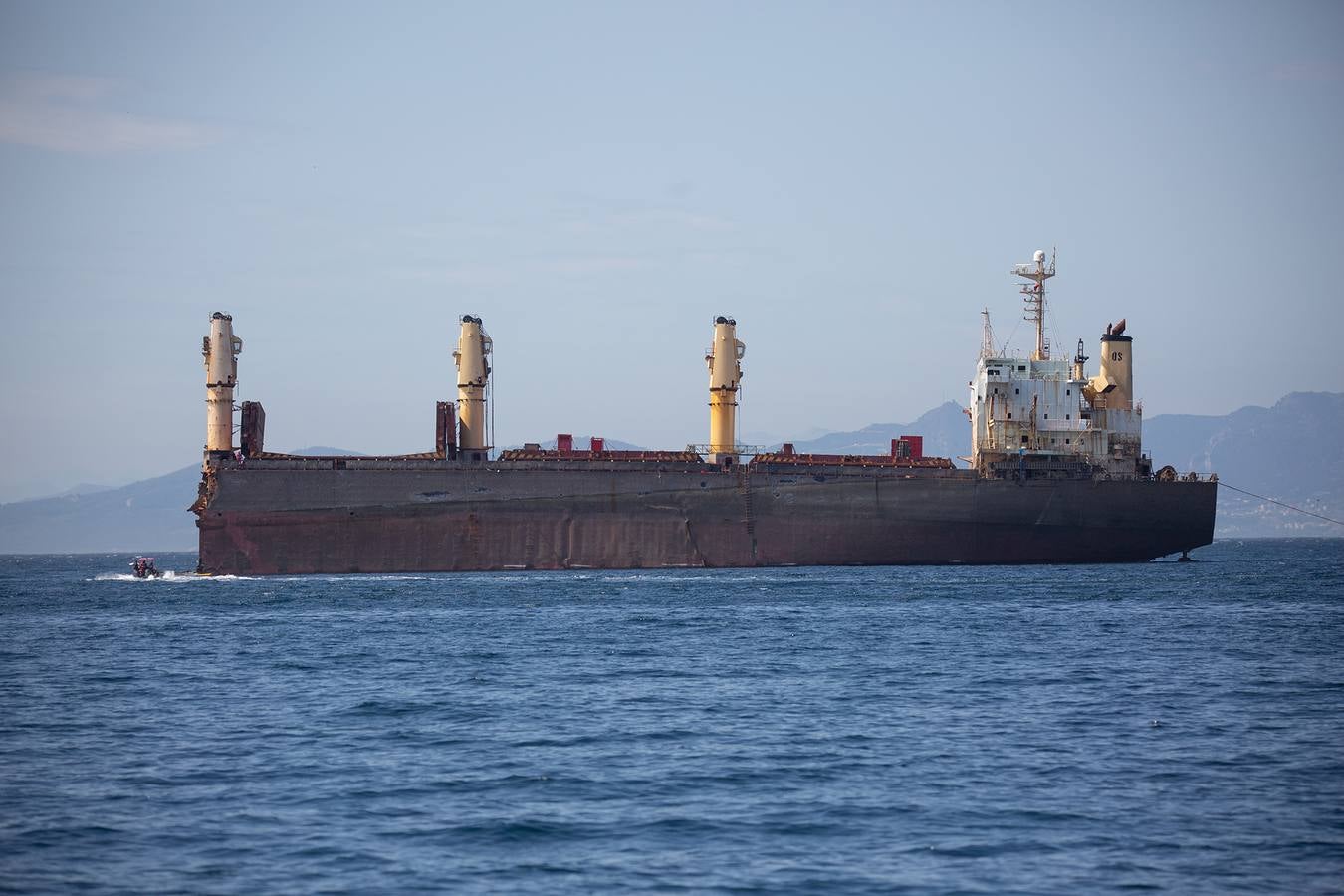 Trabajos que se están llevando a cabo en Gibraltar para reflotar el carguero 'OS 35', semihundido en aguas del Peñón desde el pasado mes de agosto