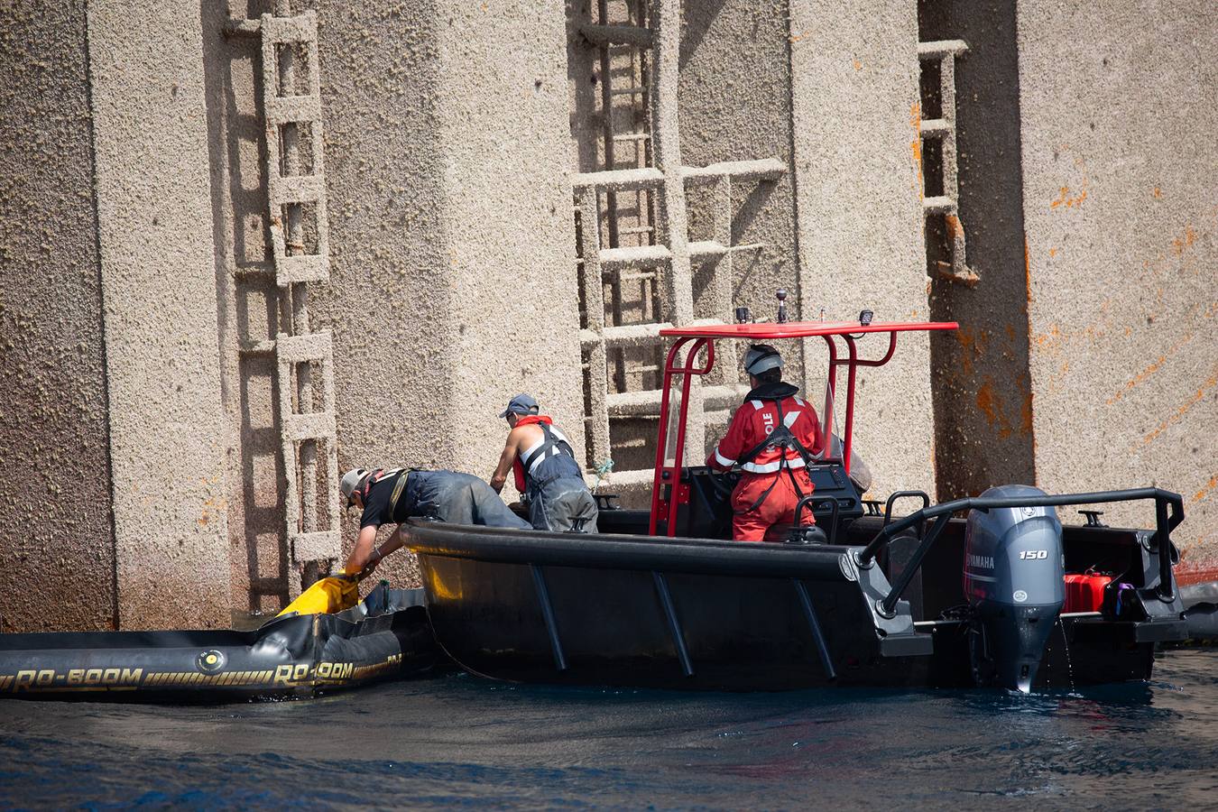 Trabajos que se están llevando a cabo en Gibraltar para reflotar el carguero 'OS 35', semihundido en aguas del Peñón desde el pasado mes de agosto