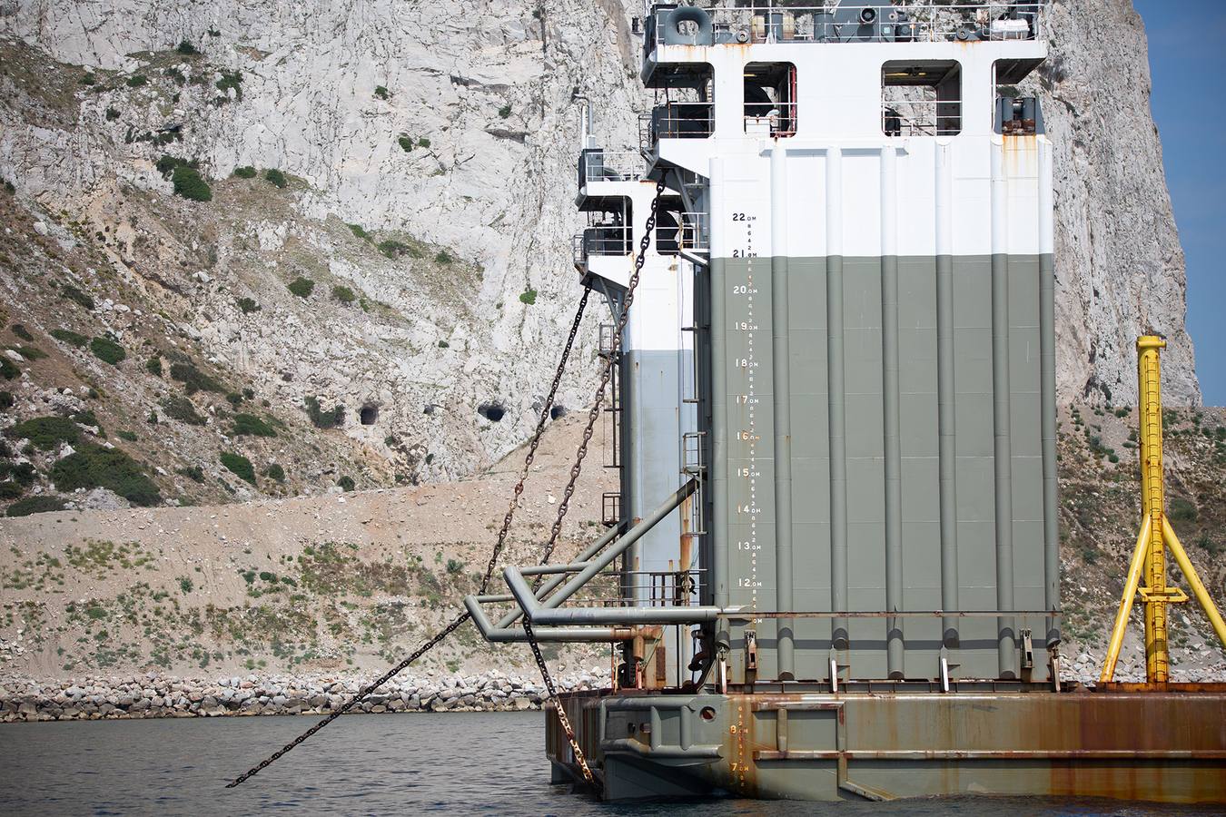 Trabajos que se están llevando a cabo en Gibraltar para reflotar el carguero 'OS 35', semihundido en aguas del Peñón desde el pasado mes de agosto