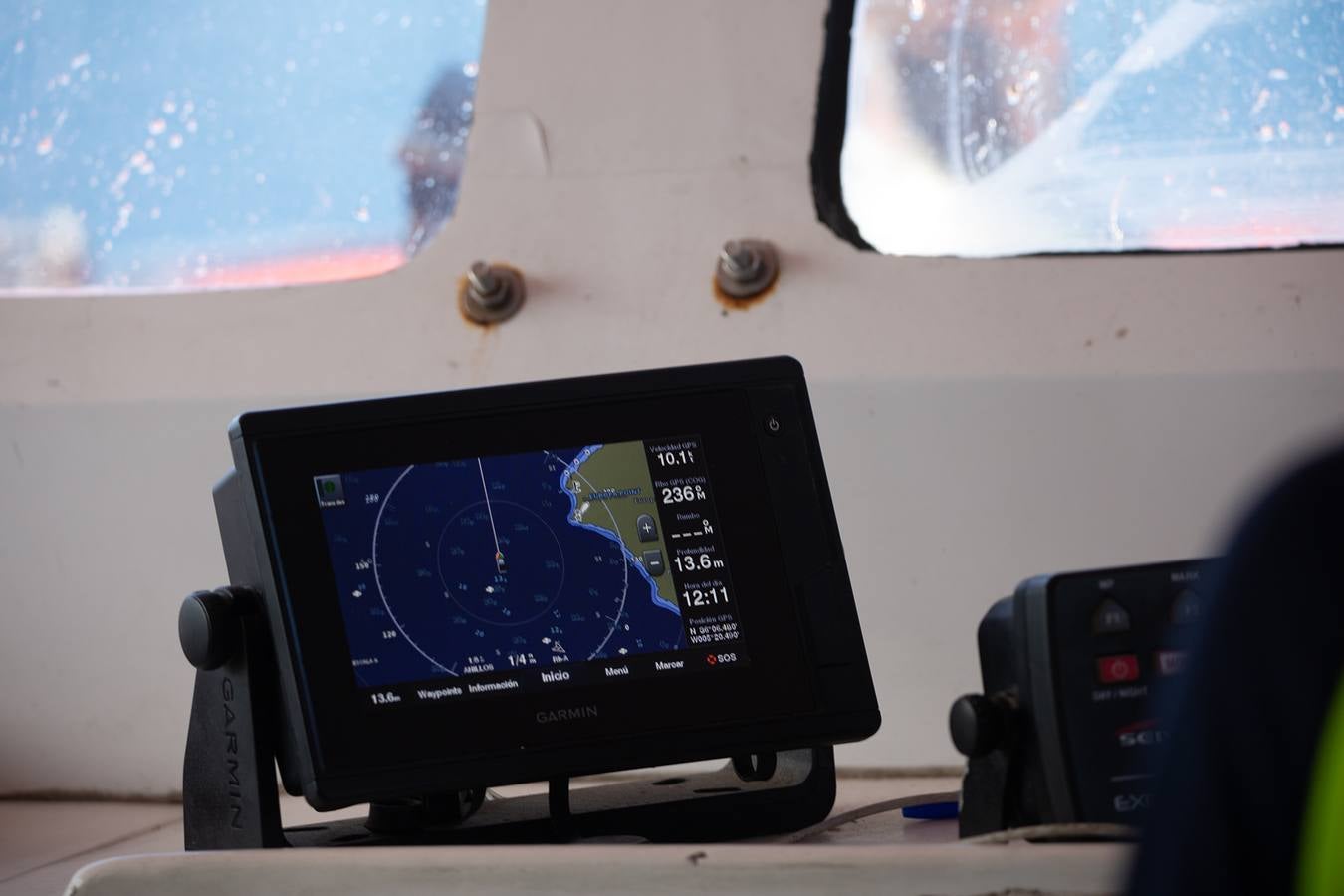Trabajos que se están llevando a cabo en Gibraltar para reflotar el carguero 'OS 35', semihundido en aguas del Peñón desde el pasado mes de agosto