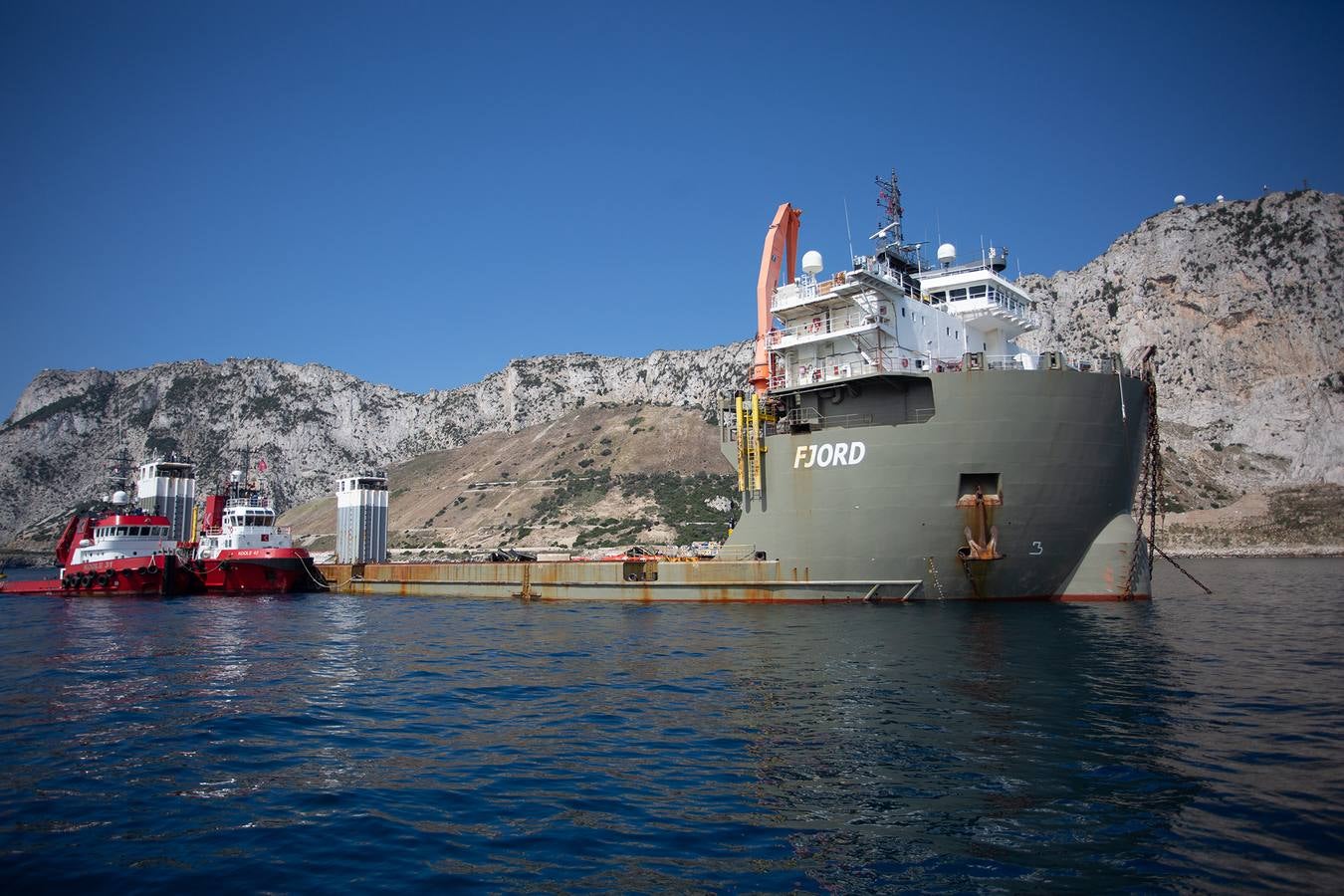 Trabajos que se están llevando a cabo en Gibraltar para reflotar el carguero 'OS 35', semihundido en aguas del Peñón desde el pasado mes de agosto