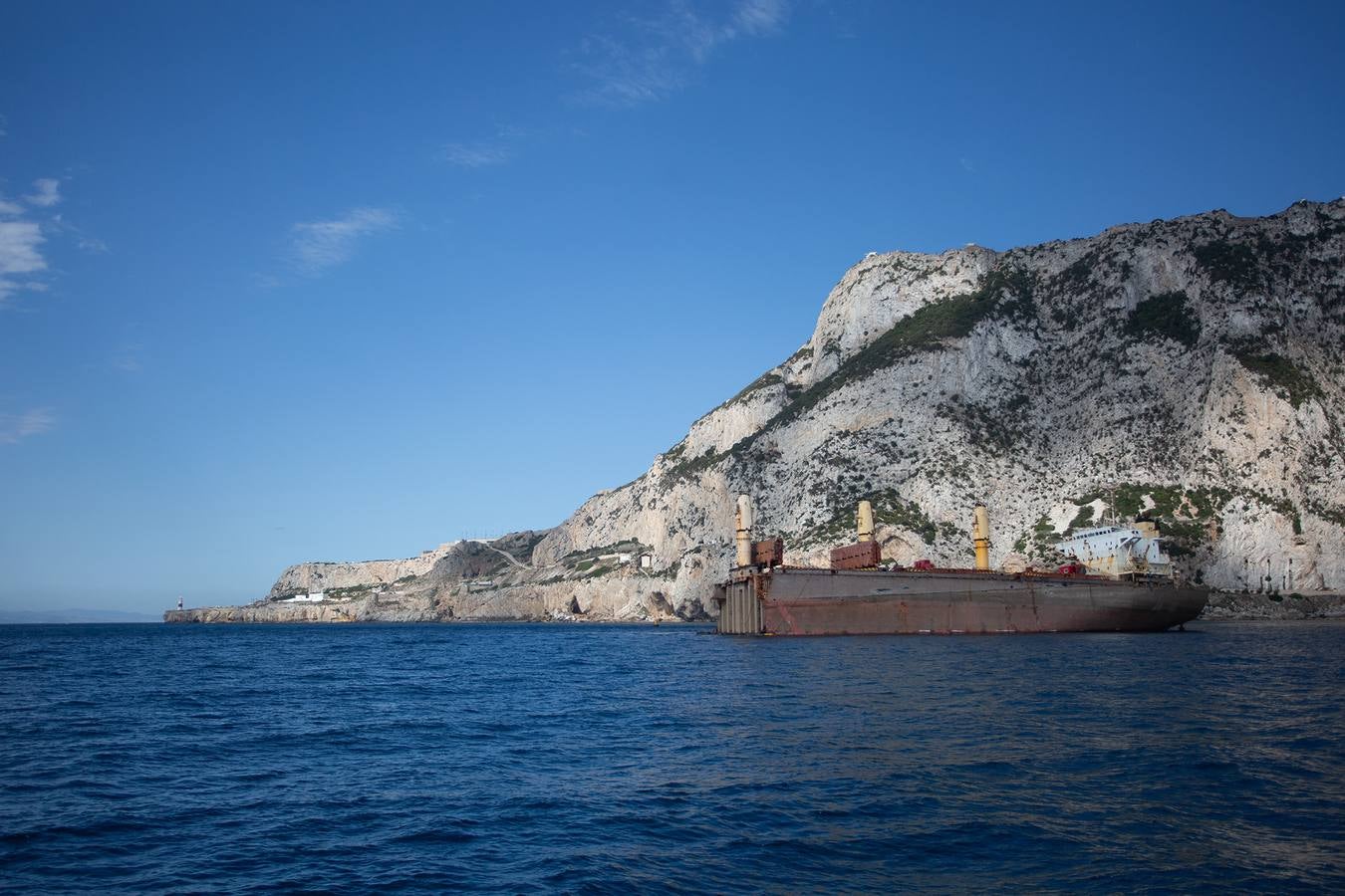 Trabajos que se están llevando a cabo en Gibraltar para reflotar el carguero 'OS 35', semihundido en aguas del Peñón desde el pasado mes de agosto