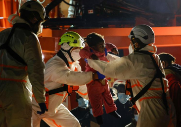 Un niño muere en una patera en la que podría haber 39 fallecidos: «Llevaban 12 horas pidiendo ayuda»