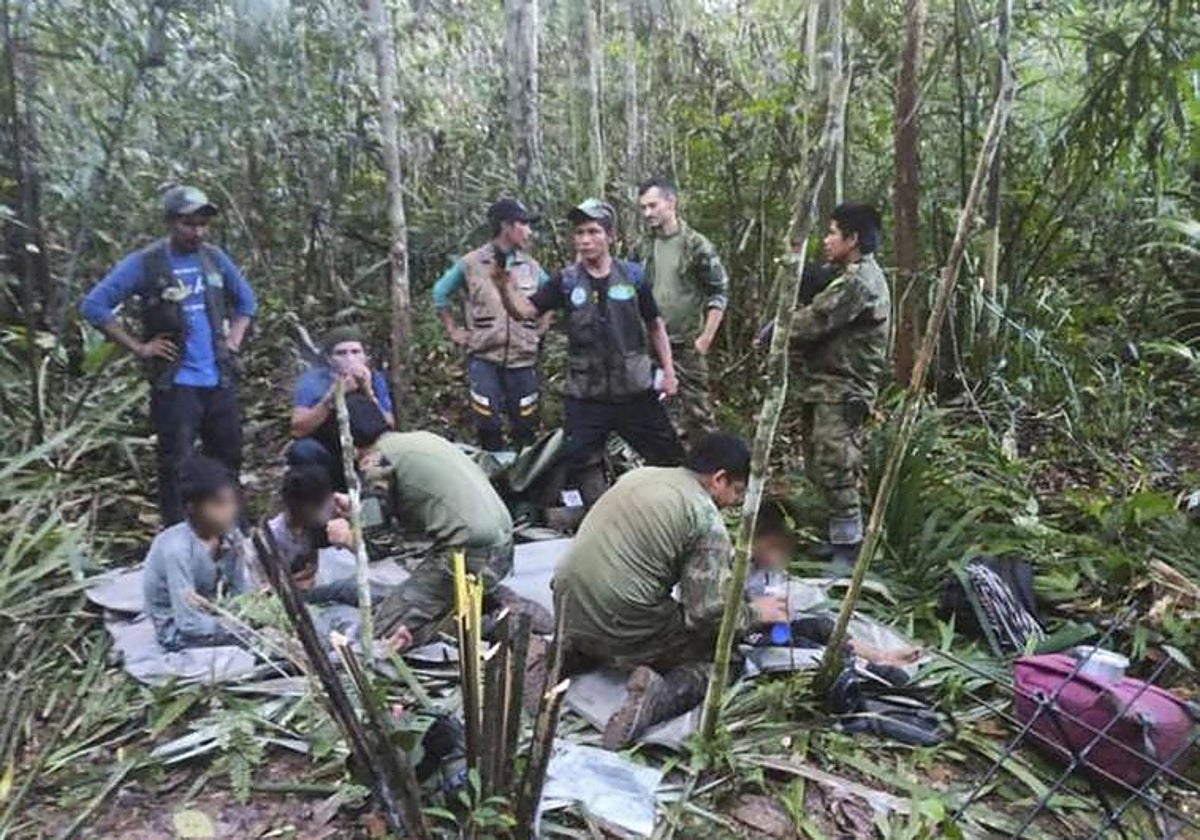El equipo de búsqueda junto a los niños en la selva colombiana