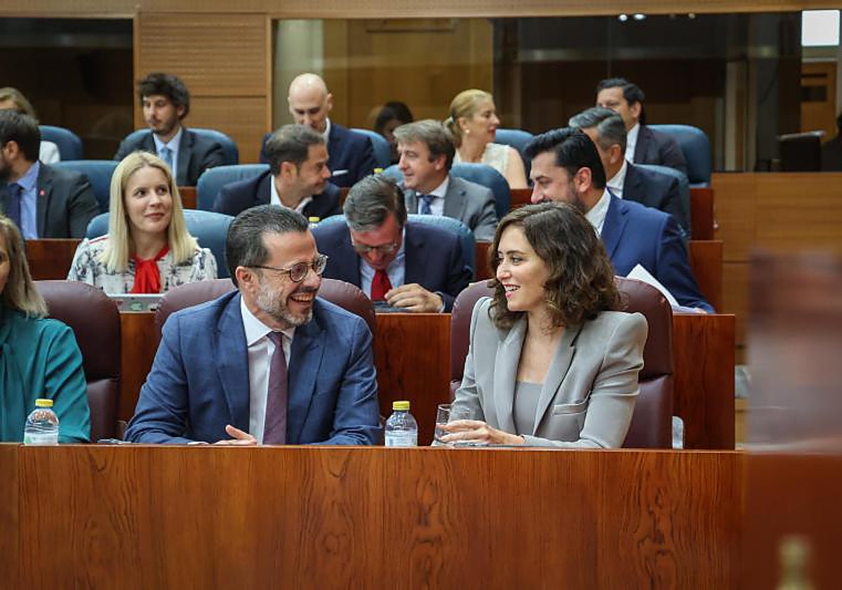 Díaz Ayuso charla con Fernández-Lasquetty durante la primera sesión de investidura