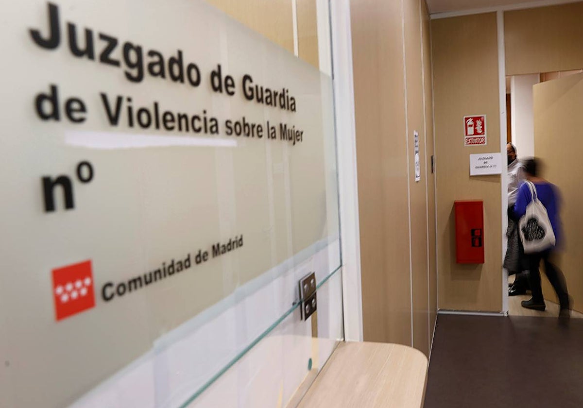 Vista del acceso al juzgado de Violencia contra la Mujer en Madrid