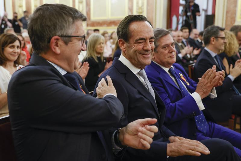 Los expresidentes del Congreso Federico Trillo (d), Patxi López (i), y José Bono (c), conversan tras serles impuestas las Medallas del Congreso de los Diputados