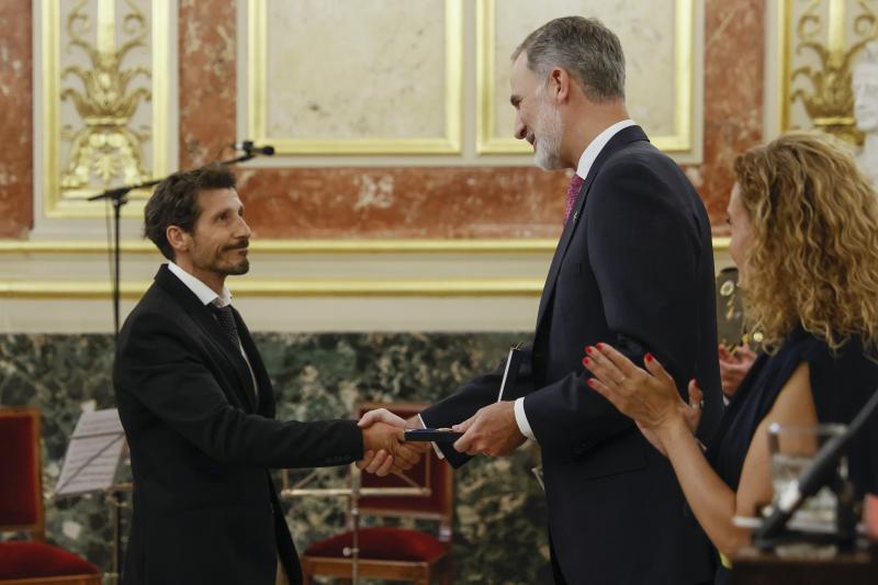 El rey Felipe VI junto a la presidenta del Congreso, Meritxell Batet, entregan la medalla al hijo del expresidente del Congreso Gregorio Peces-Barba, Antonio Peces-Barba