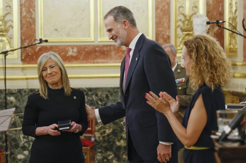 El rey Felipe VI junto a la presidenta del Congreso, Meritxell Batet, entregan la medalla a la hija del expresidente del Congreso Antonio Hernández-Gil, Guadalupe Hernández-Gil