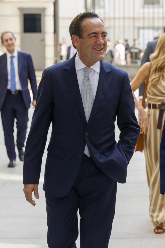 El expresidente del Congreso, José Bono, a su llegada a la Cámara Baja antes de recibir de manos del rey Felipe VI, la Medalla del Congreso de los Diputados