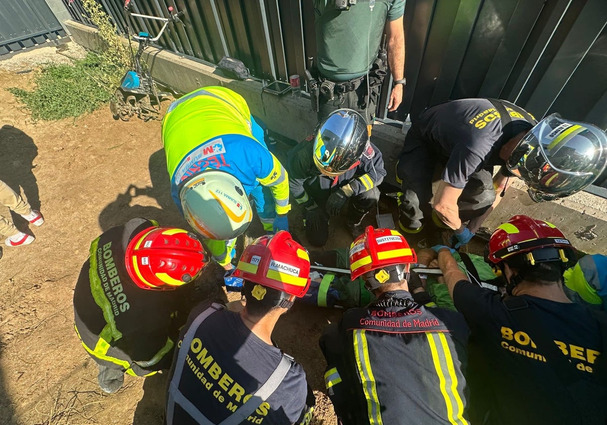 Bomberos de la Comunidad de Madrid liberan la pierna del trabajador de obra en Boadilla del Monte