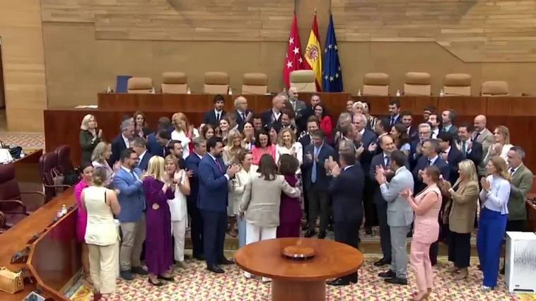 Ayuso posa junto a su grupo tras ser investiga presidenta de la Comunidad de Madrid