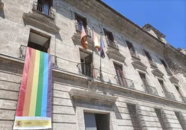 La Delegación del Gobierno en Valencia despliega la bandera LGTBI en su fachada