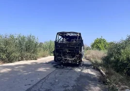 Evacúan un autobús escolar al incendiarse cuando viajaban 21 alumnos en Orihuela