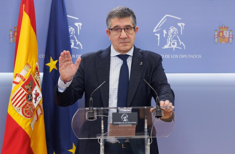 Patxi López (XI Legislatura 2016-2016). Fue propuesto para presidente del Congreso de los Diputados, gracias al acuerdo entre el PSOE y Ciudadanos un día antes de la constitución de la Cámara, acuerdo al que el Partido Popular se sumó no presentando ningún candidato a presidir la cámara baja, aunque obteniendo a cambio más miembros en la Mesa del Congreso de los Diputados que ninguna otra fuerza.252627 Finalmente fue investido presidente de la Cámara Baja en segunda votación con 130 votos de 350, el 13 de enero de 2016.28 Cesó en julio de ese mismo año, tras la disolución de las cámaras y la elección de Ana Pastor Julián.