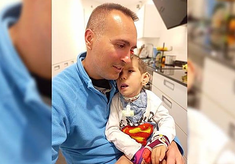 Ricardo y su hijo Marco, que tenía una enfermedad rara y falleció el pasado diciembre