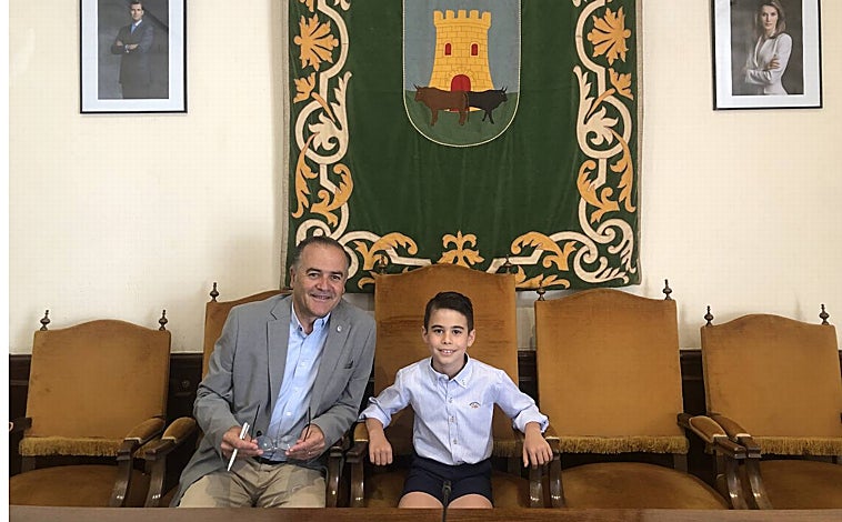 Imagen principal - Gregorio recibe a un visitante muy especial en el Ayuntamiento de Talavera
