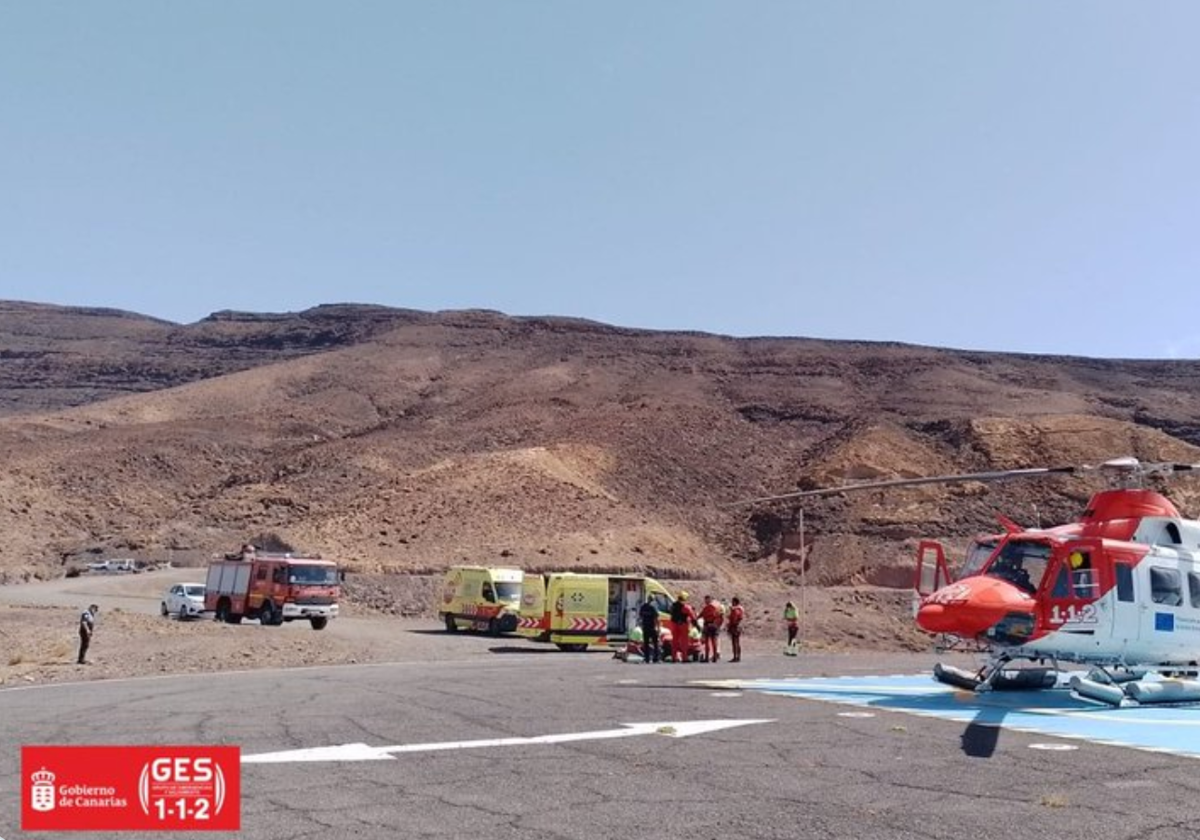 Helicóptero en su operativa de rescate del ocupante de la zódiac