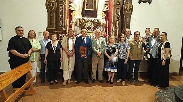 El pregonero, junto a integrantes del Carmen de Puerta Nueva