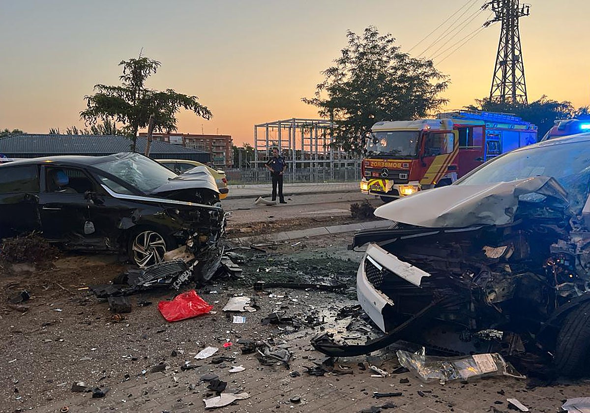 El impacto ha sido tan brutal que ambos vehículos han quedado destrozados