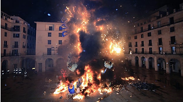 Momento de la Cremà de la Hoguera Oficial en la plaza del Ayuntamiento