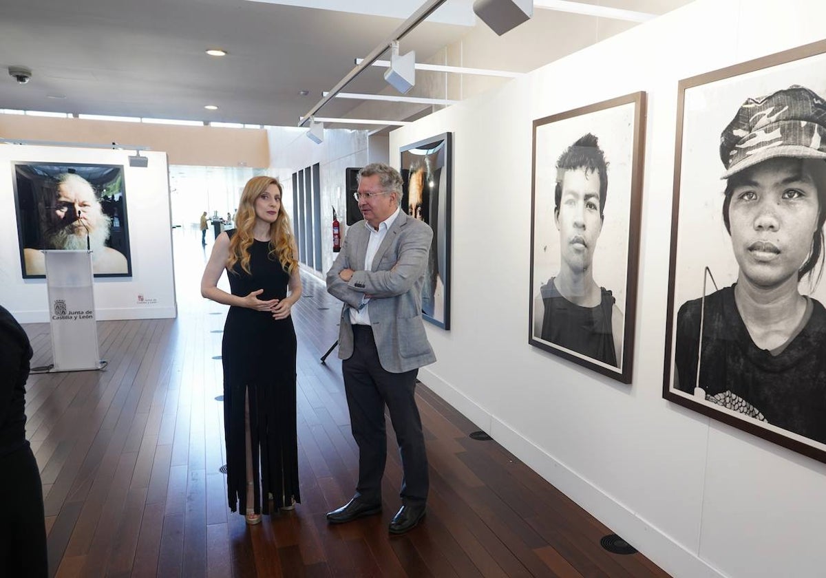 Mar Sancho y Álvaro Rodríguez Fominaya, en la inauguración de la exposición