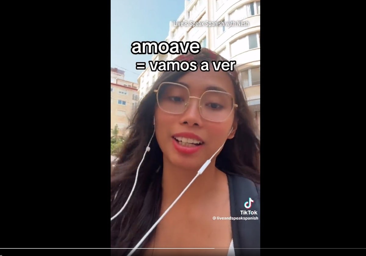 La profesora de español Nesh explicando las expresiones andaluzas en Tiktok