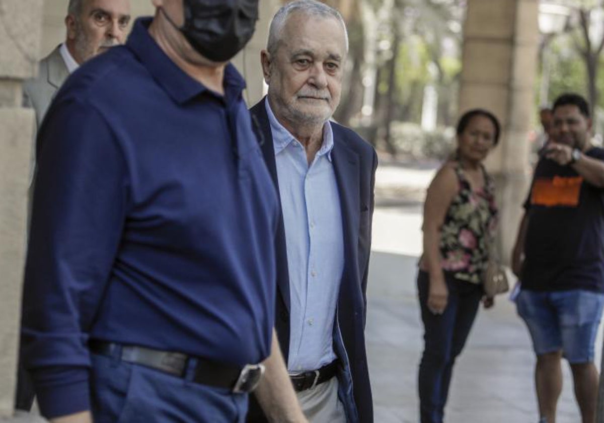 El expresidente de la Junta de Andalucía José Antonio Griñán, camino de la consulta con la forense en Sevilla