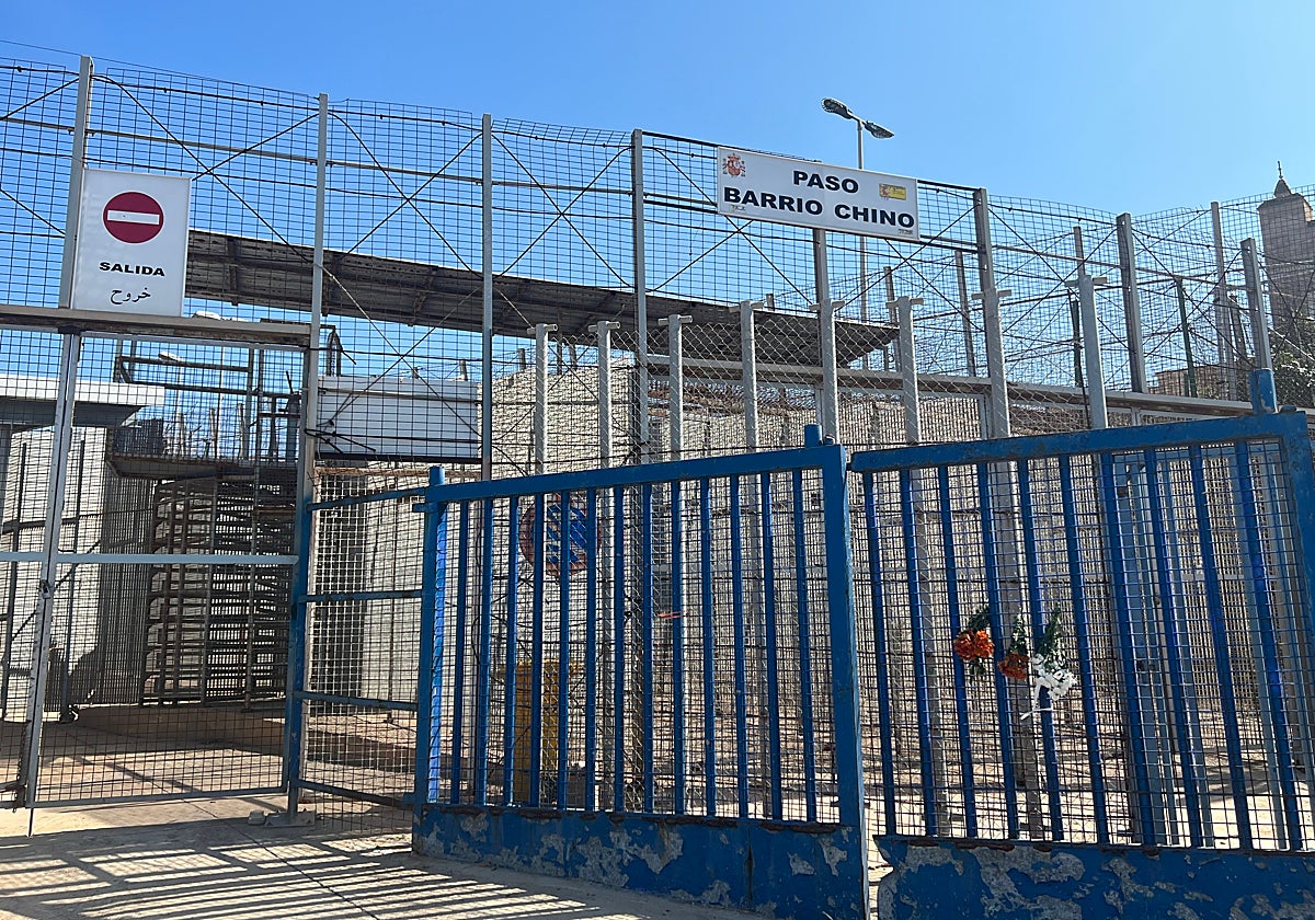 Las flores en el paso del Barrio Chino, único recuerdo a las víctimas