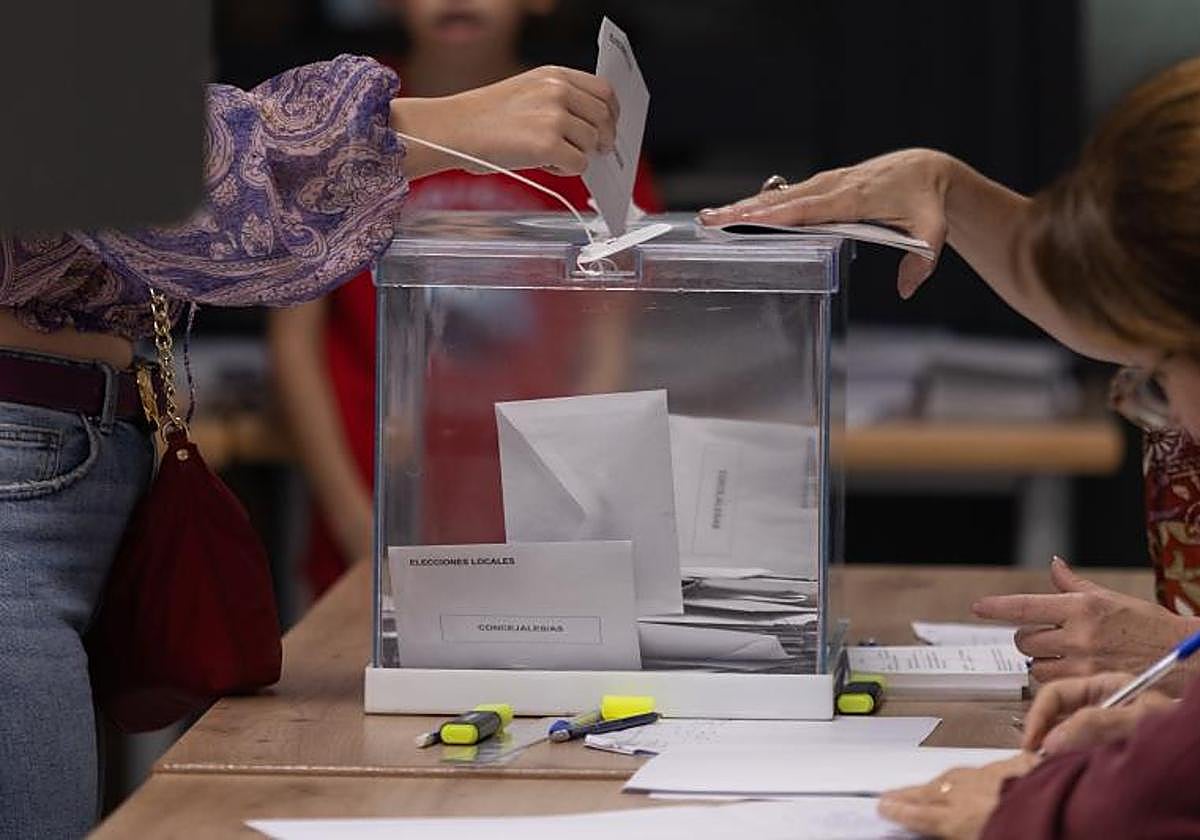 Imagen de archivo de una urna en la mesa electoral en las pasadas elecciones municipales del 28M