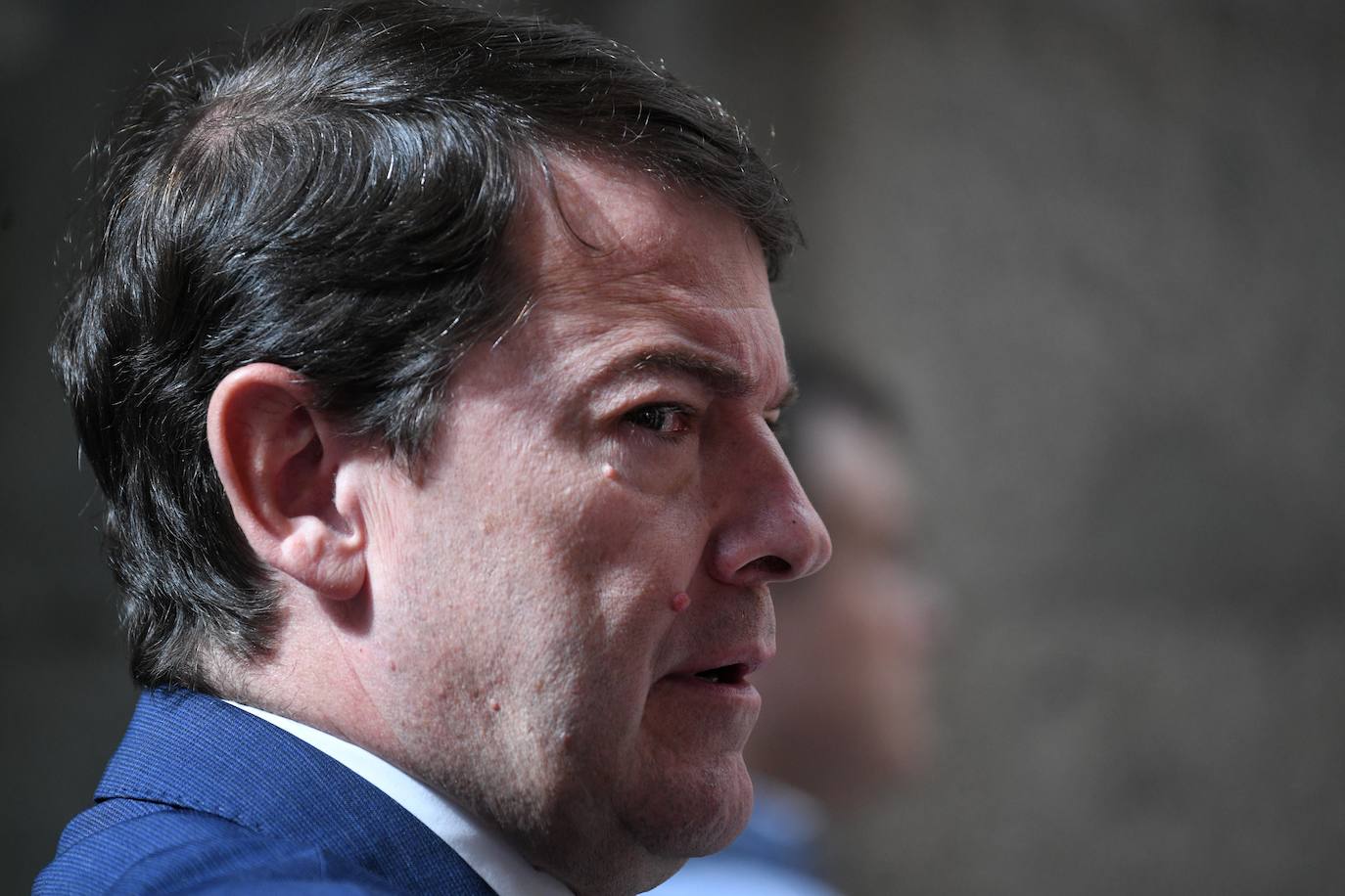 El presidente de Castilla-La Mancha, Emiliano García Page, en la toma de posesión de Ayuso 