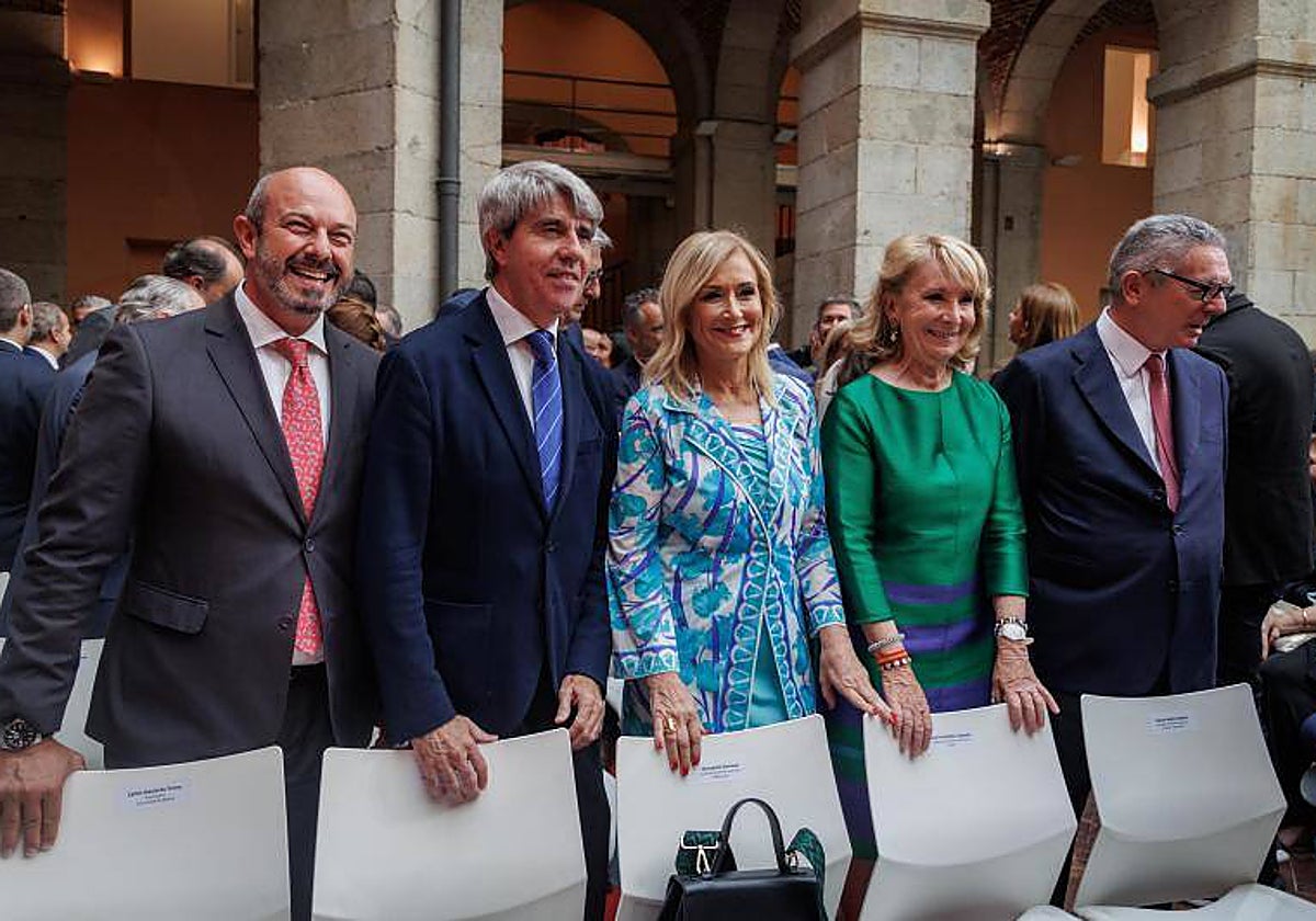 Pedro Rollán, Ángel Garrido, Cristina Cifuentes, Esperanza Aguirre y Alberto Ruiz-Gallardón, este viernes en la Puerta del Sol