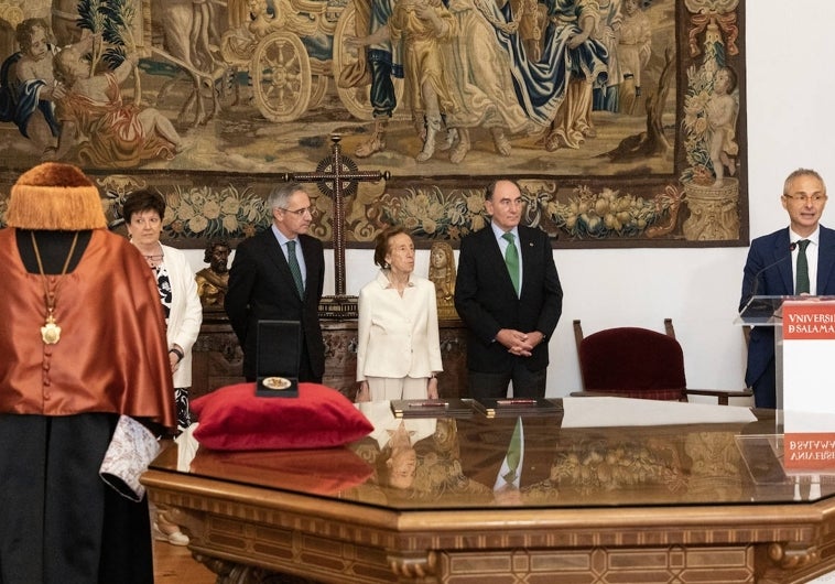 La familia del expresidente del Consejo Social Salvador Sánchez-Terán dona a la Universidad de Salamanca su traje académico y medalla de la Usal