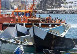 Rescatan una patera con 35 personas, entre ellas dos niños, que iban rumbo a Lanzarote