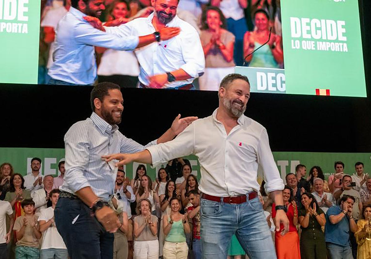 Santiago Abascal e Ignacio Garriga, esta mañana, en el Palacio Municipal de Ifema