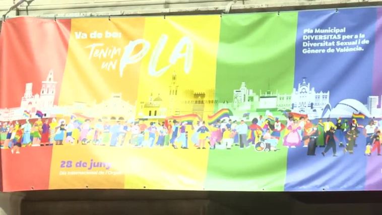 La bandera LGTBI vuelve a lucir en el balcón del Ayuntamiento de Valencia