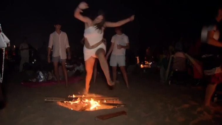 Hogueras y mucha fiesta en las playas por la Noche de San Juan