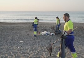 La magia de San Juan en Málaga: retirar 34 toneladas de basura tras las moragas en cuatro horas