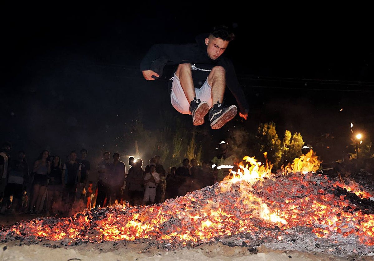 Hoguera de San Juan en la playa de La Moreras, Valladolid