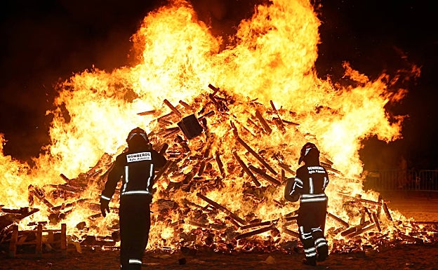 En Palencia, los bomberos han sido los encargados de arrojar los deseos de los palentinos a la hoguera en el barrio de San Juanillo