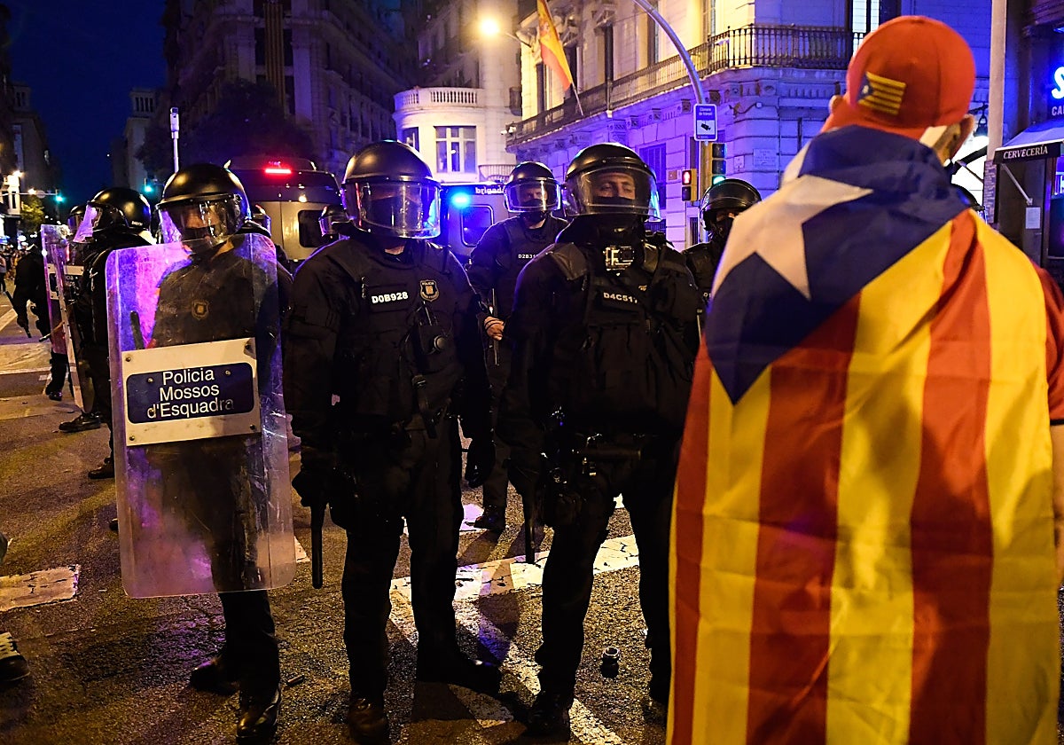Un manifestante se enfrenta a los Mossos en la Vía Layetana de Barcelona durante la Diada