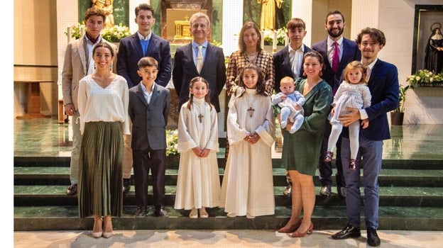 Jesús, junto con sus padres, todos sus hermanos y dos de sus sobrinos