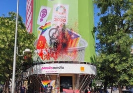 Futuro Vegetal mancha con pintura la lona de Vox en la que tiran a la basura la bandera LGTBI y otros colectivos