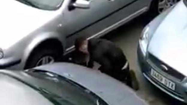 Un menor, captado robando catalizadores en el barrio de Batán