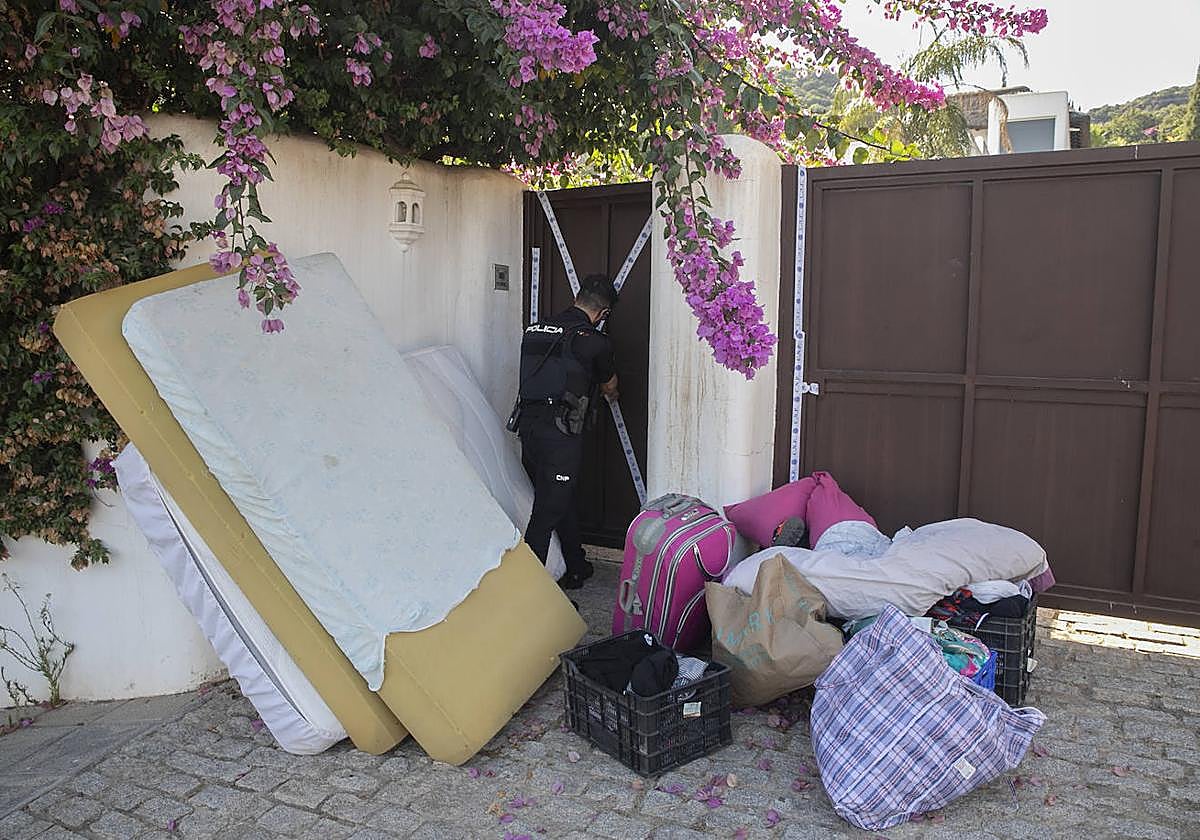 Imagen de archivo de un desalojo policial en una vivienda de Córdoba okupada