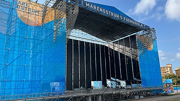 El escenario principal en pleno montaje