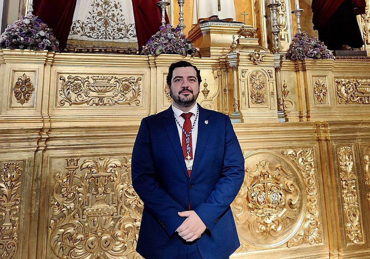 Francisco Martínez posa ante el retablo de los titulares del Prendimiento, tras resultar reelegido