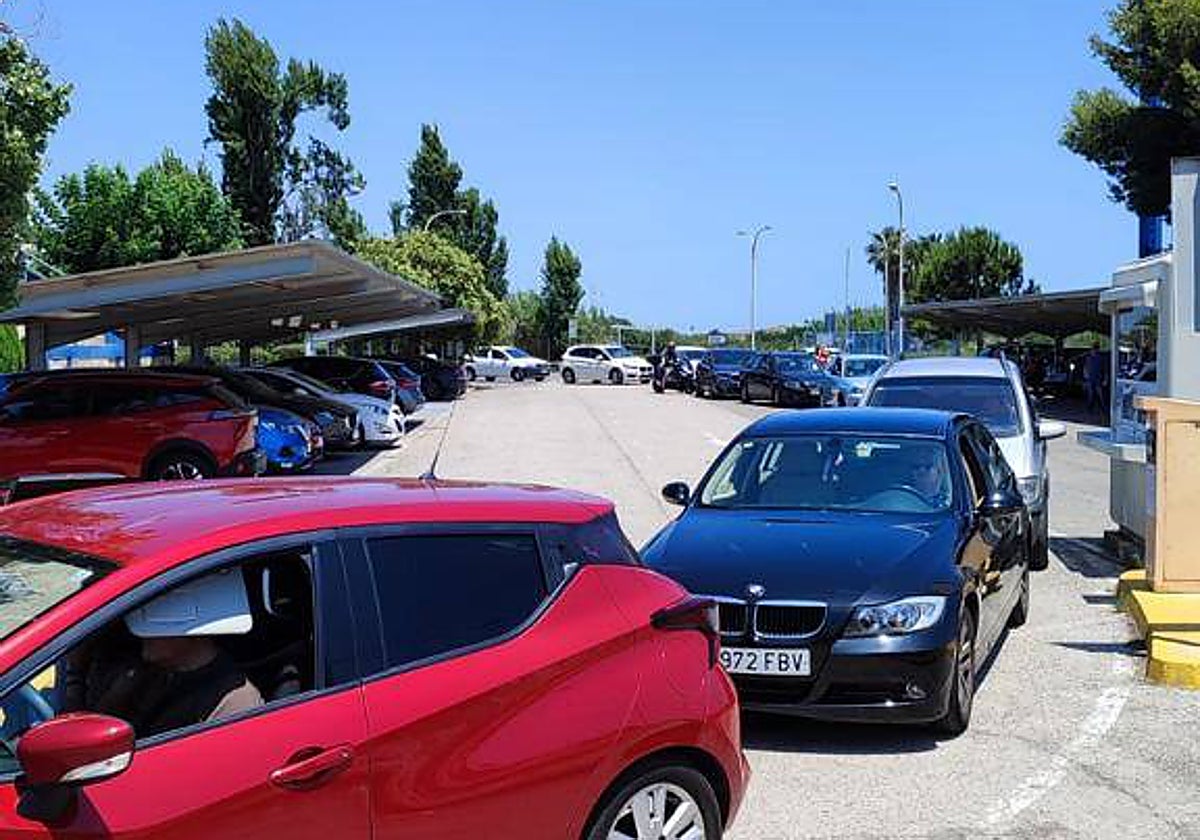 Imagen de  las largas colas en una de las estaciones de ITV en Valencia