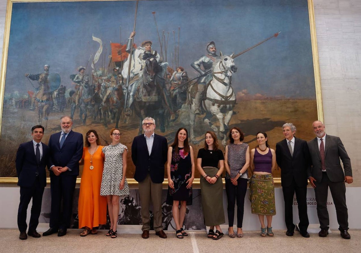 Parte del equipo implicado en el proyecto de restauración posa frente al cuadro junto al director del Museo del Prado, Milguel Falomir